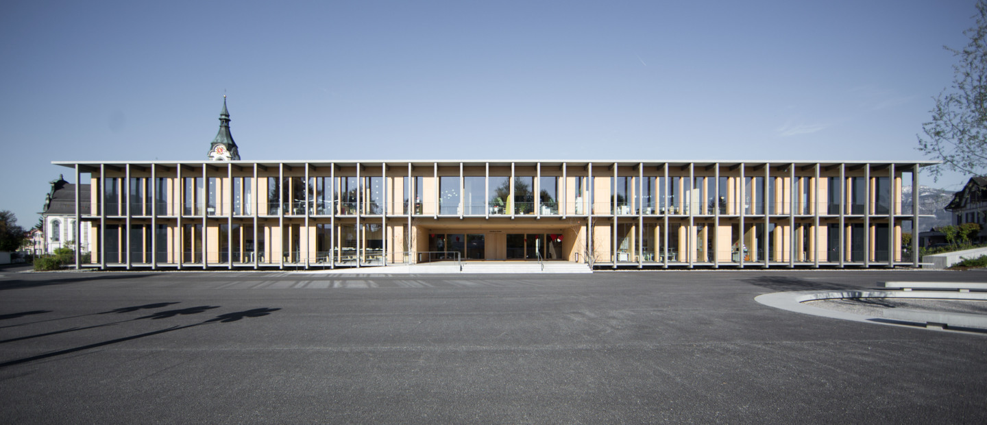 Schule Schlatt Widnau Aussen Sohm HolzBautechnik Frontalansicht