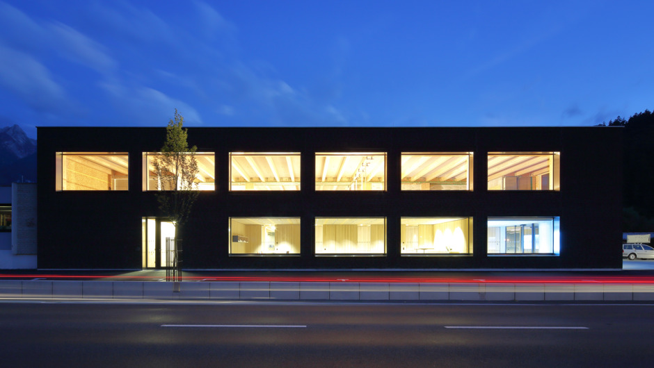 Betriebsgebaeude-Wagnertec-Nueziders-Aussen-Sohm-HolzBautechnik-34
